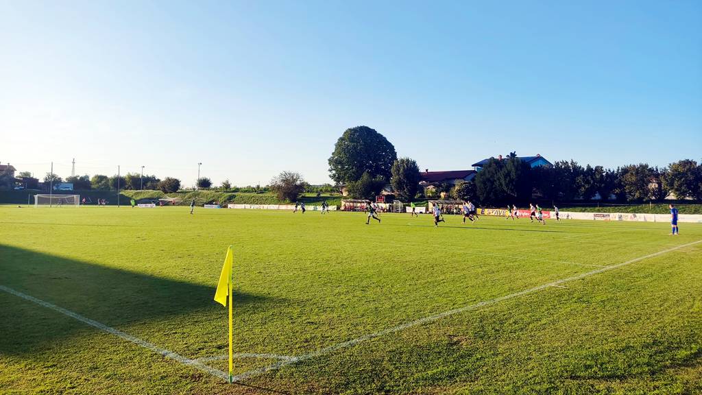 Črnobeli zmagali z goloma ob koncu polčasov